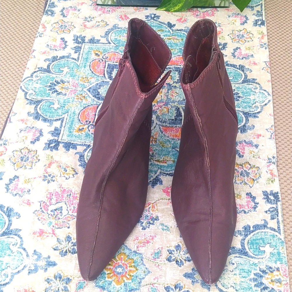 Sexy purple leather kitten heel booties size 8, Newport News